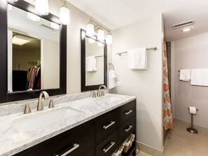 Regadera, secadora de cabello, toallas 