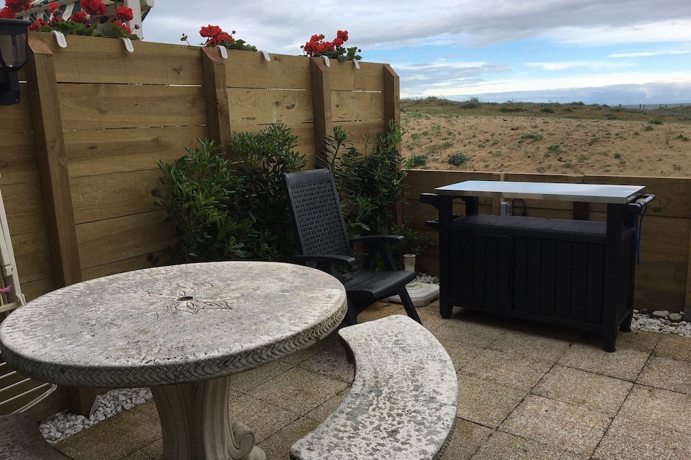 F2 on the ground floor, private garden, very close to the sea facing the ocean