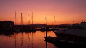 A marina at sunset with several sailboats docked. - Grd T3 comfortable, bikes / hammock, pond edge, near beach, quiet (Le Barcarès)