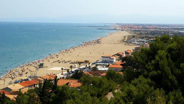 A coastal town with a beach, buildings with red roofs, and a clear view of the sea. - Grd T3 comfortable, bikes / hammock, pond edge, near beach, quiet (Le Barcarès)