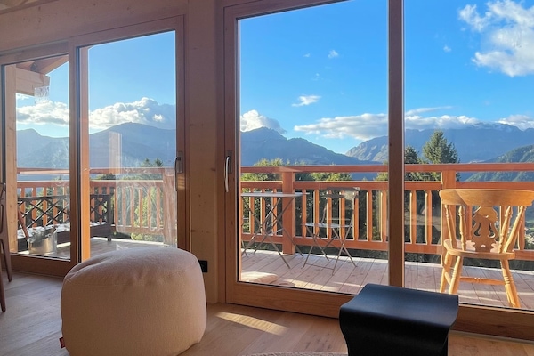 Piece de vie, balcon sur les Aravis