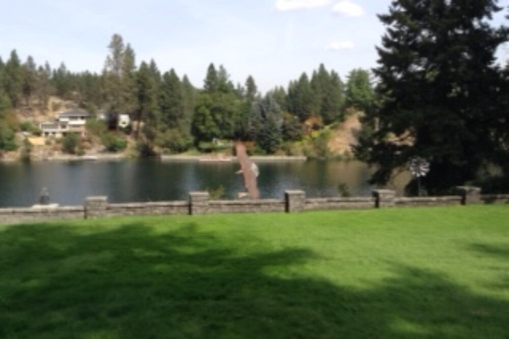 River Getaway - Serene, peaceful, yet close to all attractions and activities.