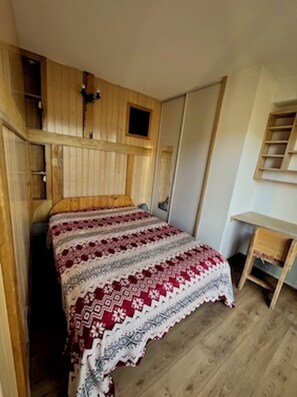 2 bedrooms, iron/ironing board, travel cot, wheelchair access