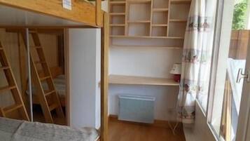 2 slaapkamers, een strijkplank/strijkijzer, reisbedje, rolstoeltoegang