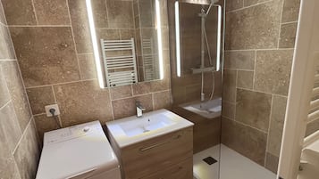 Een douche, een haardroger, toiletpapier