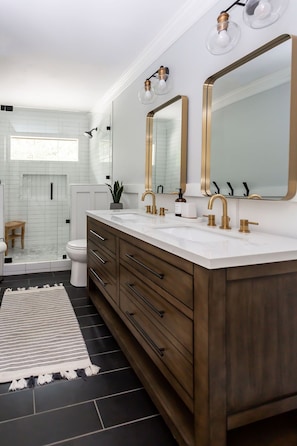 Combined shower/tub, hair dryer, towels