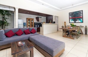 Flat-screen TV, DVD player, video library - New listing opening discount! 2bedroom villa in central Seminyak area (Kerobokan Kelod)