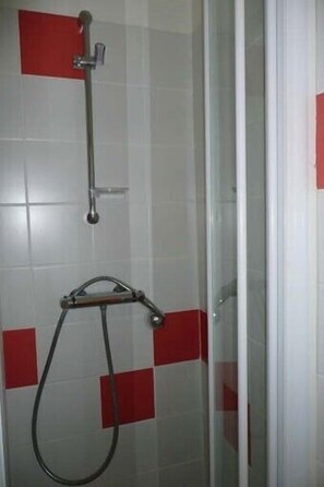 Douche, sèche-cheveux, serviettes fournies, papier toilette