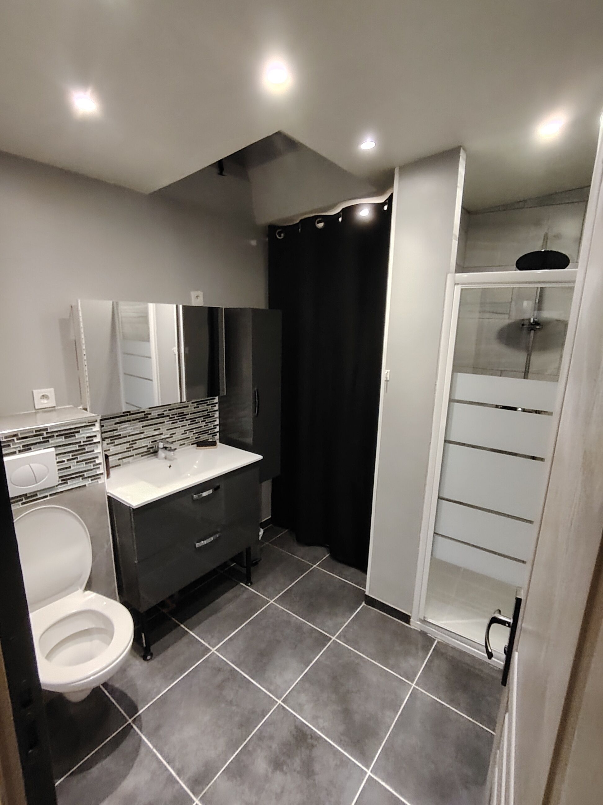 Regadera, toallas, papel de baño 