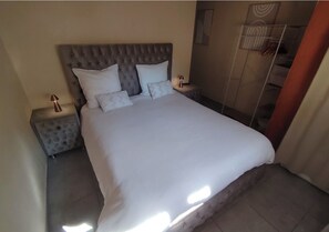 1 habitación, tabla de planchar con plancha y cuna de viaje