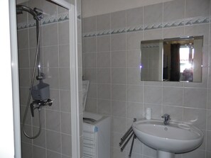 Dusj, hårføner, håndklær og såpe