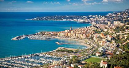 Apt. 5 people Antibes July quiet, shady park, sea, swimming pool