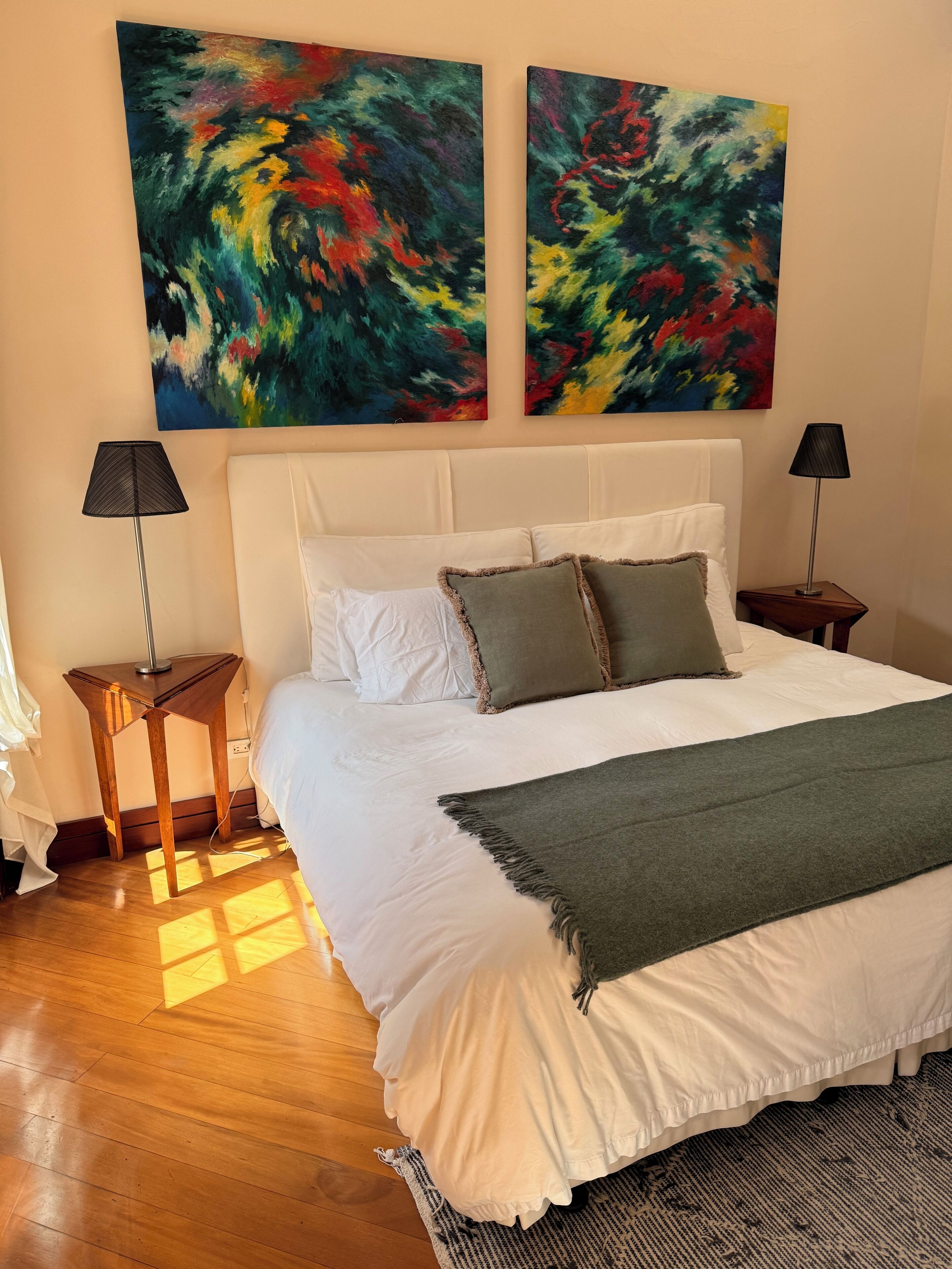 5 habitaciones, escritorio y tabla de planchar con plancha 