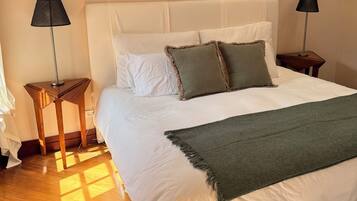 5 slaapkamers, een bureau, een strijkplank/strijkijzer, reisbedje