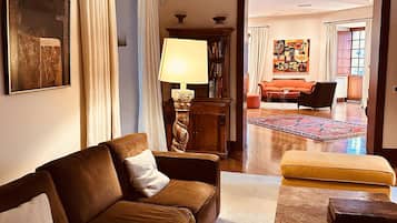 Smart TV, fireplace, DVD player, books