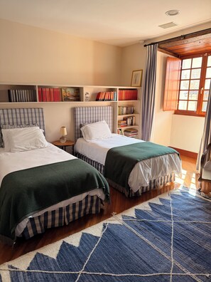 5 habitaciones, escritorio y tabla de planchar con plancha