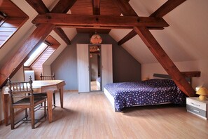 3 bedrooms, iron/ironing board, WiFi, bed sheets