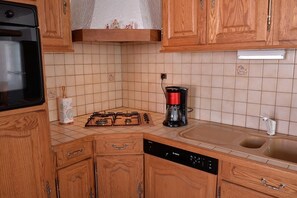 Een koelkast, een microgolfoven, een oven, een kookplaat