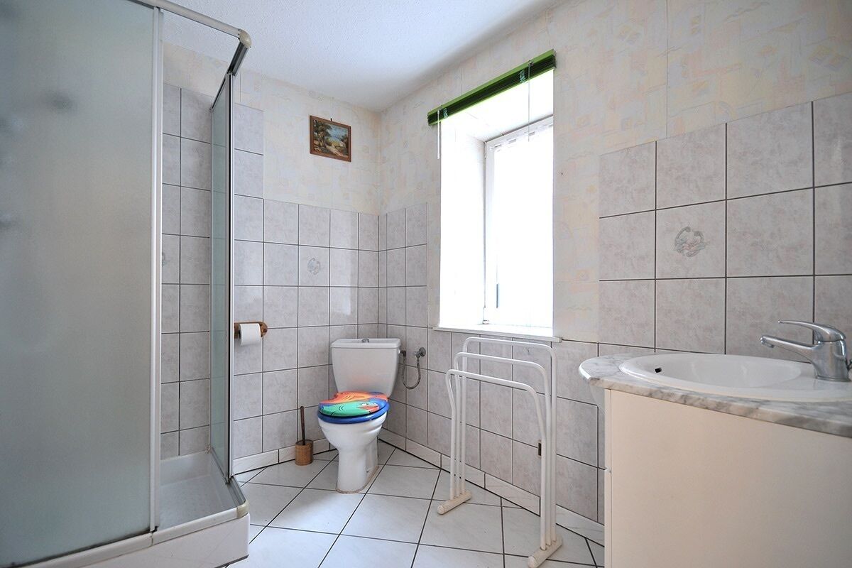 Un baño con ducha, inodoro y lavamanos.