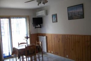 Dining - LUMINOUS 2 PERSONS 33 M² A 2 PAS DE LA PLAGE F1 CLIM WIFI LOGGIA   (Nice)