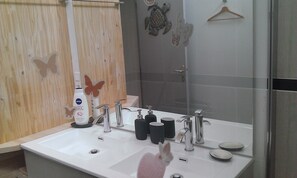 Dusche, Haartrockner, Handtücher, Seife