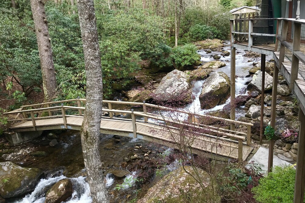 Wow! Riverfront Home Overlooking Waterfalls! Privacy and WiFi!