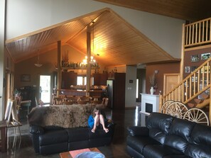 TV connectée, cheminée, lecteur de DVD, baby-foot