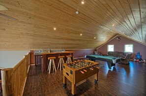 Game room - Stunning Post and Beam Home with the best views in the valley, wheelchair acc. (Penticton)