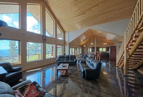 Stunning Post and Beam Home with the best views in the valley, wheelchair acc.