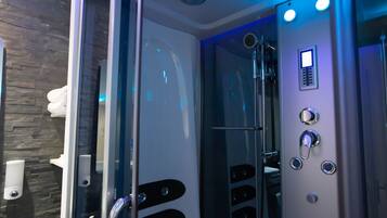 Dusche, Whirlpool, Haartrockner, Handtücher