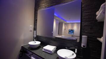 Shower, jetted bath, hair dryer, towels