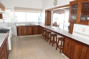 Kühlschrank, Mikrowelle, Ofen, Wasserkocher mit Kaffee-/Teezubehör