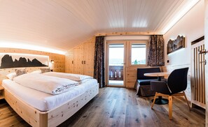 3 bedrooms, in-room safe, WiFi, bed sheets - Ski and hiking adventure in the immediate vicinity, away from the crowds, yet close to the center (Selva Gardena - Wolkenstein in Gröden)