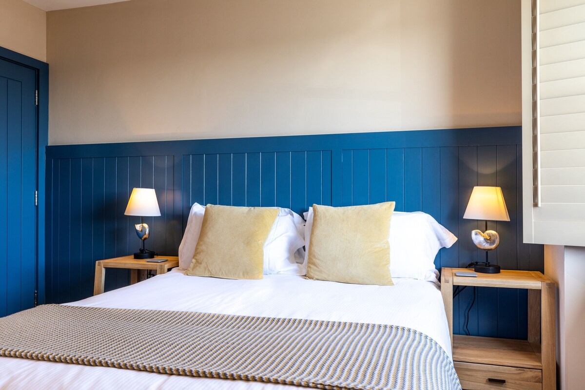 Iron/ironing board (on request), WiFi (free), bed sheets