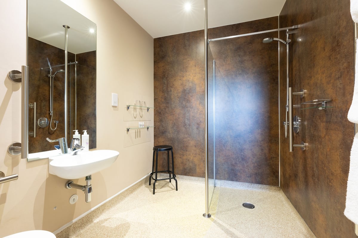 rainfall showerhead, free toiletries, hair dryer, towels