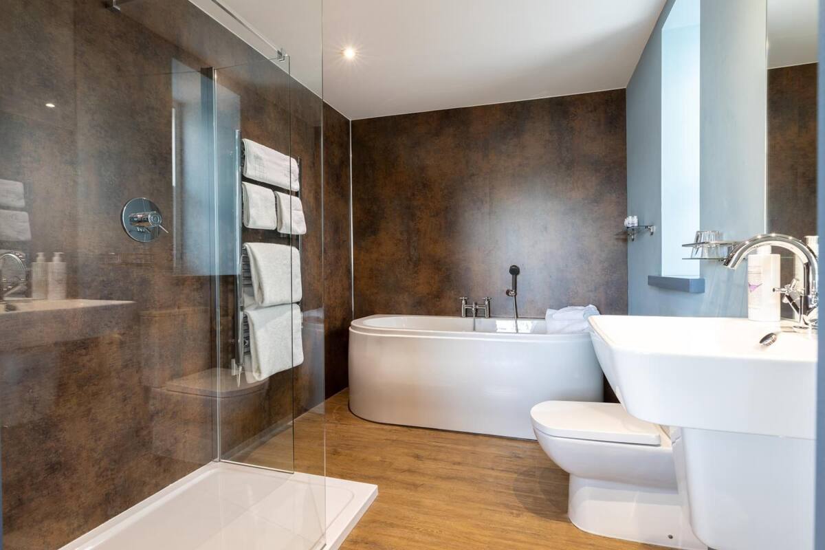 rainfall showerhead, free toiletries, hair dryer, towels