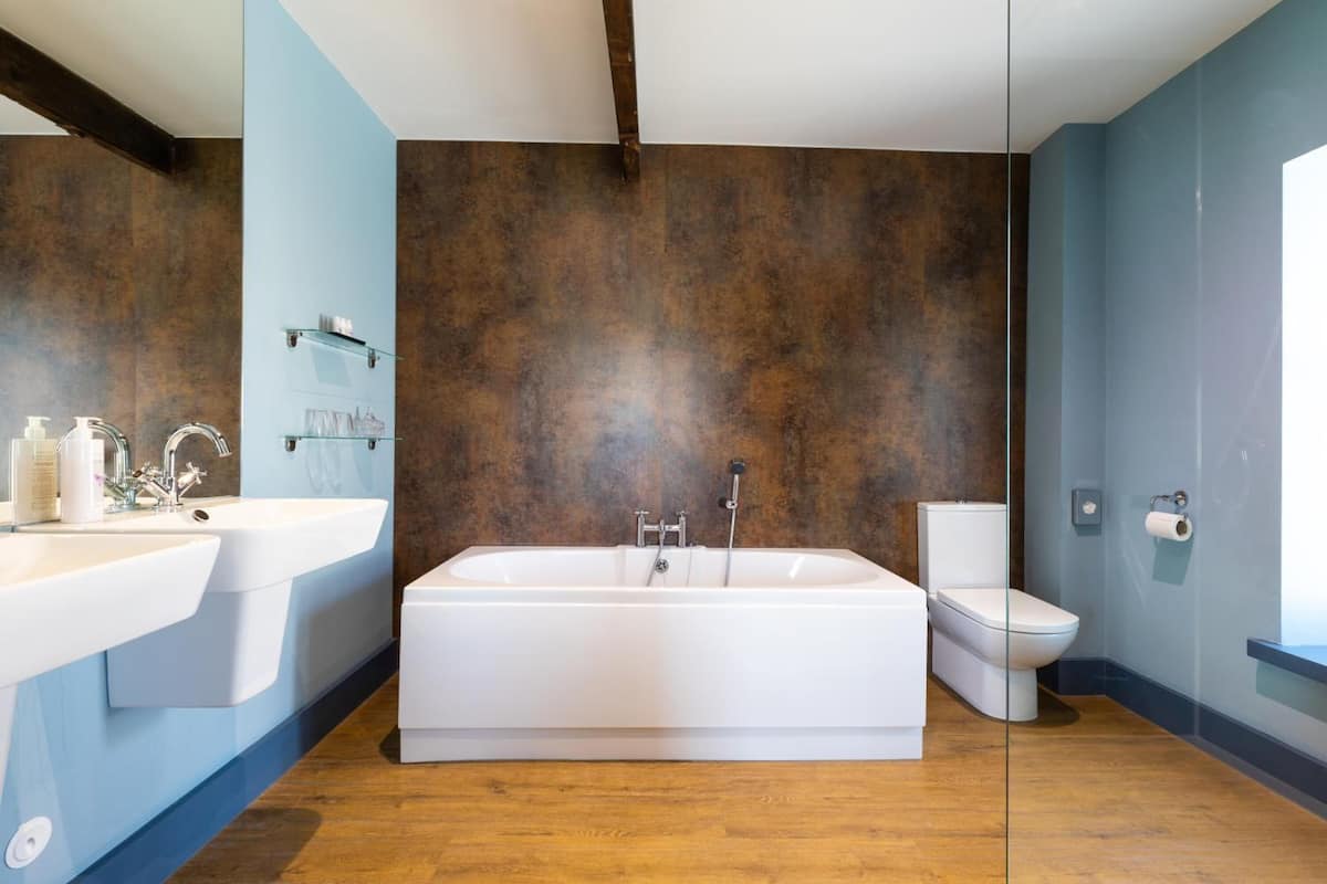 rainfall showerhead, free toiletries, hair dryer, towels