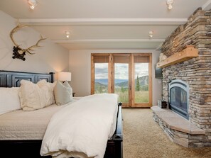 3 soverom, strykejern/-brett, internettilgang og sengetøy