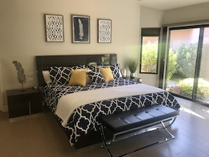 3 chambres, bureau, fer et planche à repasser, lit de bébé portatif