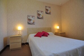 2 bedrooms, iron/ironing board, cribs/infant beds, WiFi