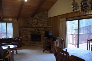 Smart TV, chimenea y reproductor de DVD 