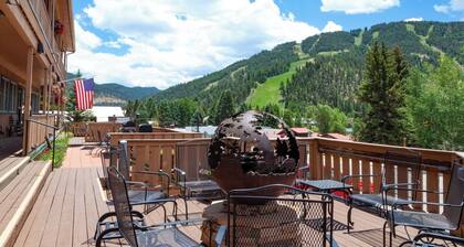 Tolle Aussicht von Ski Mountain, On Main Street, Gasgrills auf Terrasse