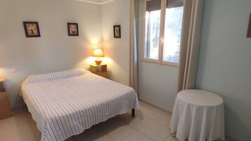 1 chambre, lit parapluie, Wi-Fi gratuit, draps fournis