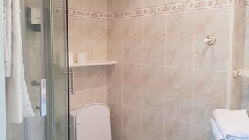 Douche, sèche-cheveux, serviettes fournies, savon