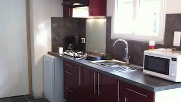 Een koelkast, een microgolfoven, een oven, een kookplaat