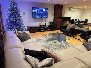 TV, lareira, videogames, DVD player