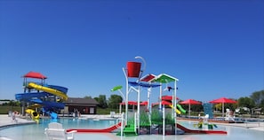 Un parque acuático con múltiples toboganes y una zona de piscina.
