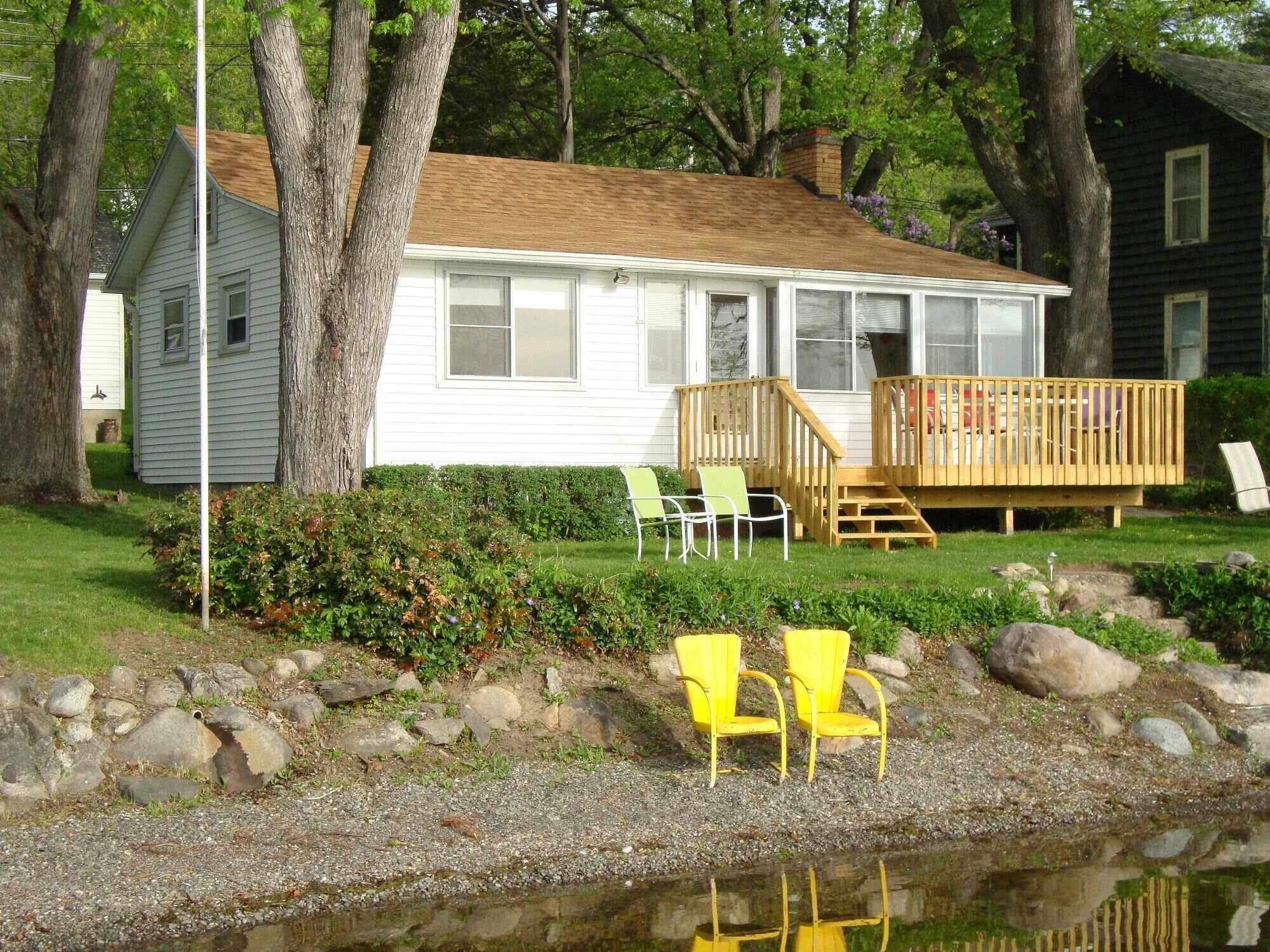 HONEOYE  LAKE - A  Cozy Lakefront Cottage 