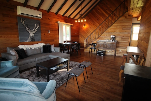 Living and dining area. Heating/cooling, beverage centre, 50 inch TV