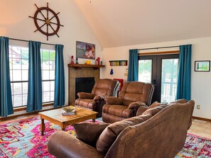 Smart TV, DVD player, video library - Maggie May Nostalgic Cabin @ Tenkiller - 2 minutes to boat ramp & state park! (Vian)